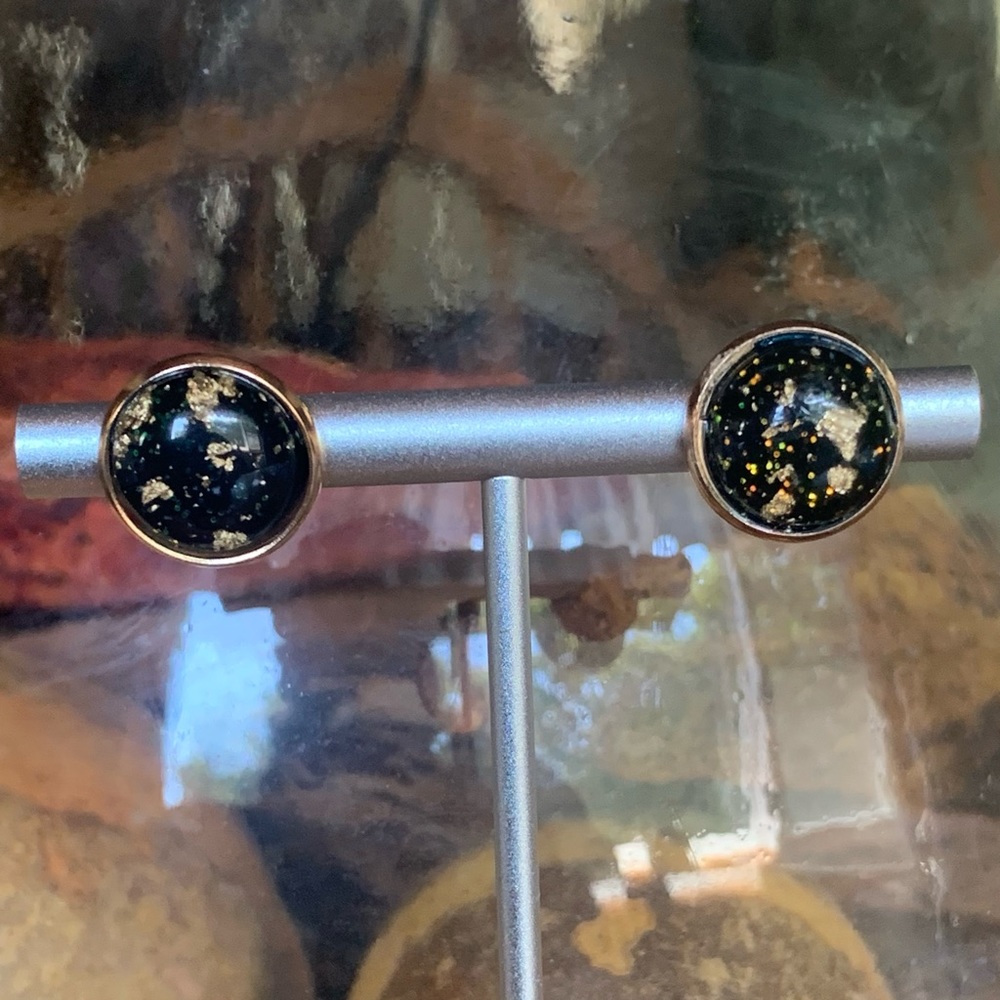 Gold resin earrings with gold & green highlights